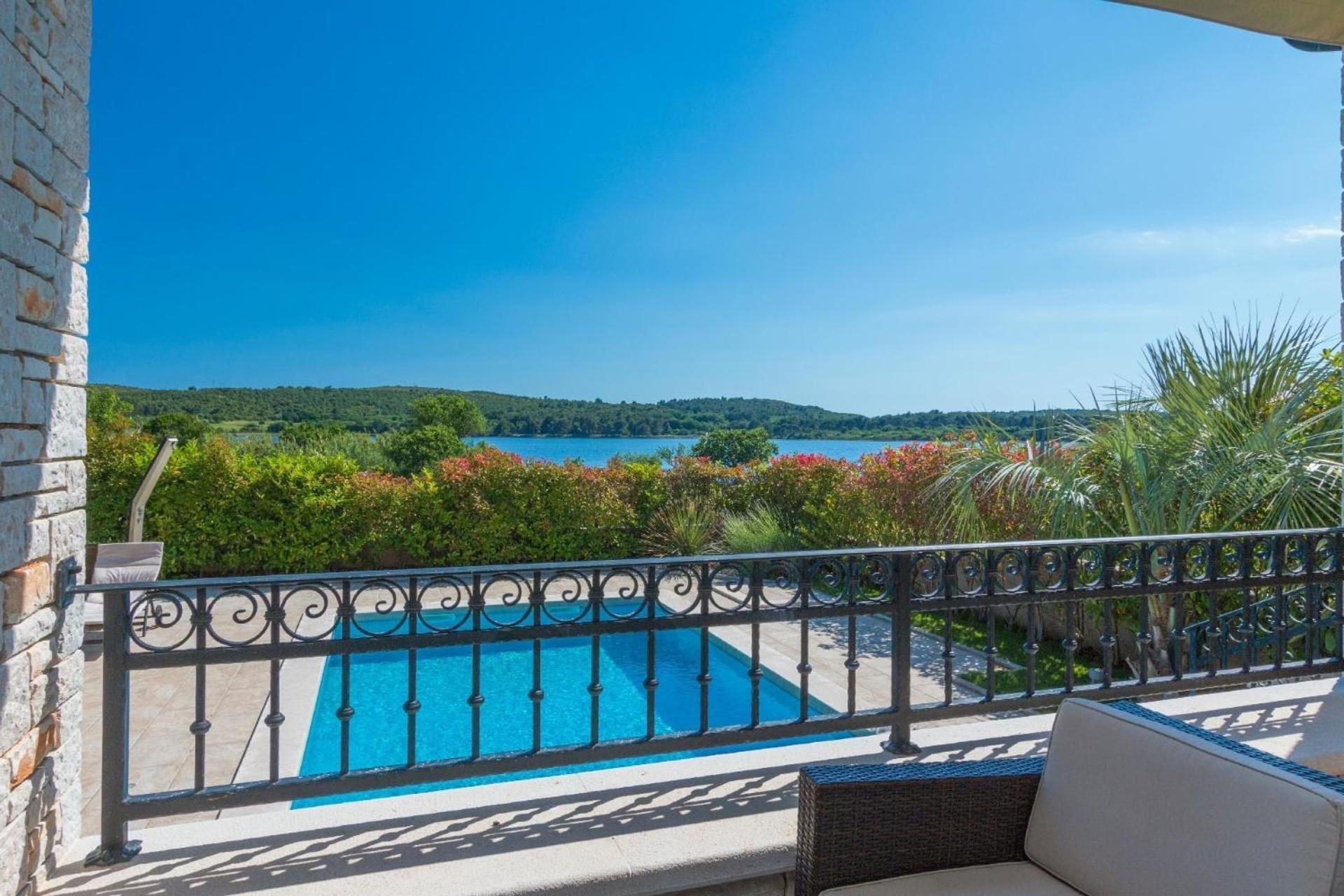 Ferienhaus In Pomer Mit Privatem Beheizten Pool Und Meerblick Экстерьер фото